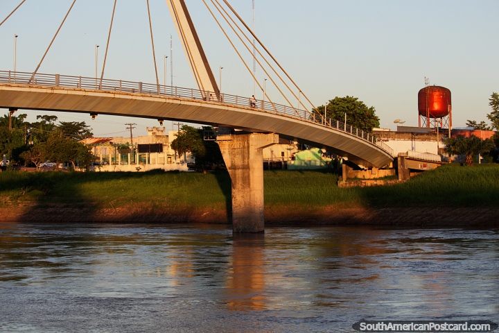 Puente peatonal a travs del ro Acre (Passarela Joaquim Macedo), un hermoso escenario en Rio Branco. (720x480px). Brasil, Sudamerica.