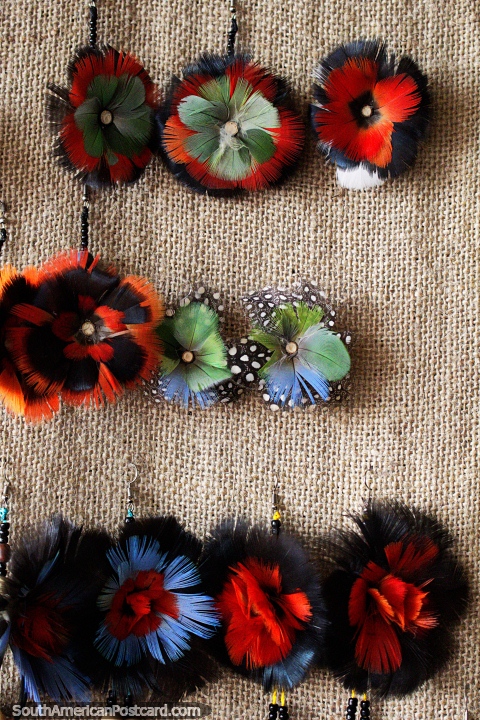 Pendientes esponjosos hechos de plumas de colores en la feria de artes y oficios de Porto Velho. (480x720px). Brasil, Sudamerica.