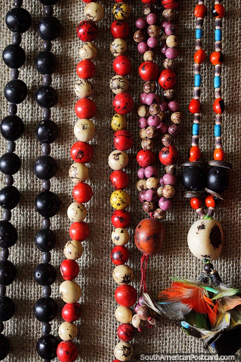Colares coloridos feitos de contas e sementes no mercado de ofïcios em Porto Velho. (480x720px). Brasil, América do Sul.