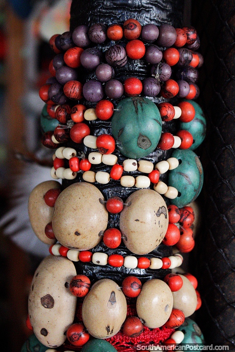 Joyera hecha de semillas grandes en la feria de artesana en Porto Velho. (480x720px). Brasil, Sudamerica.