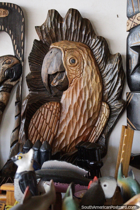 Guacamayo, pájaro de la selva tallado en madera a la venta en la feria de artesanía de Porto Velho. (480x720px). Brasil, Sudamerica.