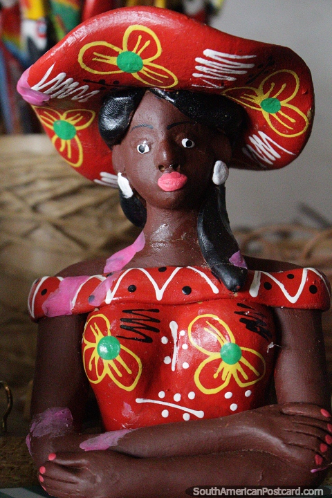 Mujer Brasileña con sombrero y vestido rojo, artesanías para comprar en la feria de arte en Porto Velho. (480x720px). Brasil, Sudamerica.