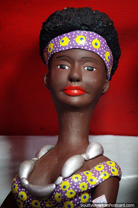 Mujer con un afro y diadema prpura y un collar de plata, artesana en Porto Velho. (480x720px). Brasil, Sudamerica.