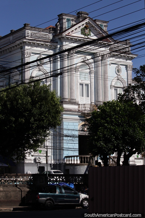 Vieja fachada blanca y azul de un edificio antiguo en Manaus. (480x720px). Brasil, Sudamerica.