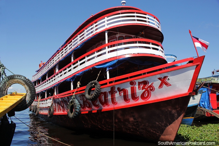 Transbordador de pasajeros rojo y blanco atracado en Manaus. (720x480px). Brasil, Sudamerica.