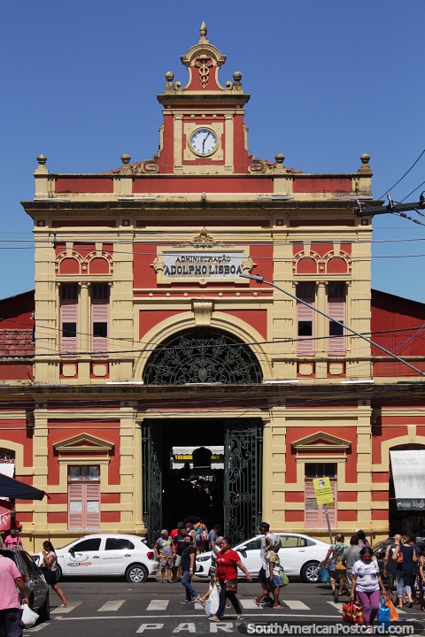Inaugurado en 1883, el edificio del Mercado Municipal de Manaus. (480x720px). Brasil, Sudamerica.