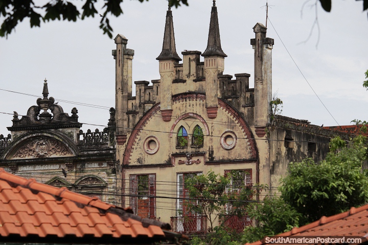 Una antigua fachada de iglesia en el centro de Manaus, una estructura vaca. (720x480px). Brasil, Sudamerica.