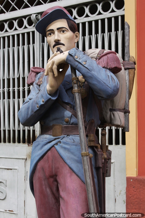 Figura militar en uniforme estacionada fuera del museo en Manaus. (480x720px). Brasil, Sudamerica.