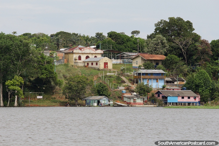 Igreja de So Pedro e a pequena comunidade  beira do rio no pantanal de Manaus. (720x480px). Brasil, Amrica do Sul.