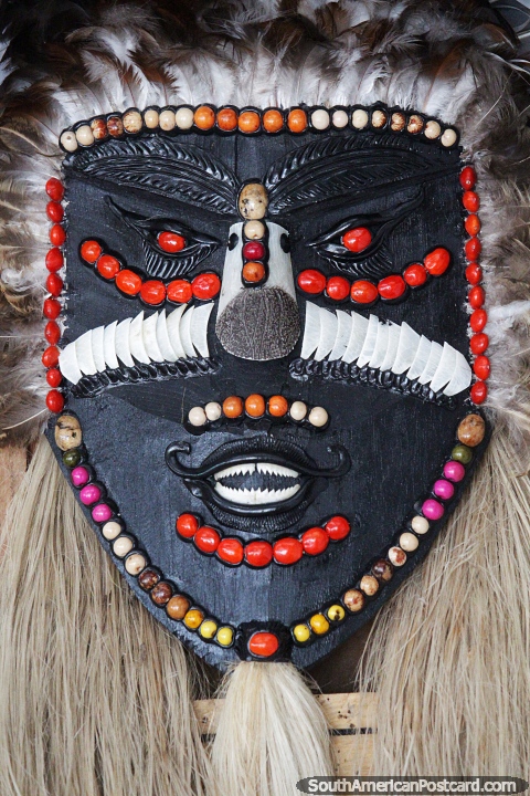 Mscara feita com miangas coloridas, corda e penas, artesanato em Manaus. (480x720px). Brasil, Amrica do Sul.