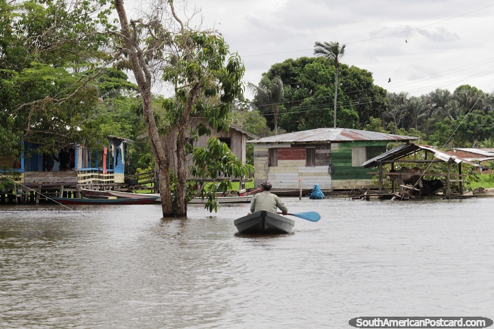 Casas construdas sobre palafitas para resistir s cheias do rio em Manaus. (720x480px). Brasil, Amrica do Sul.