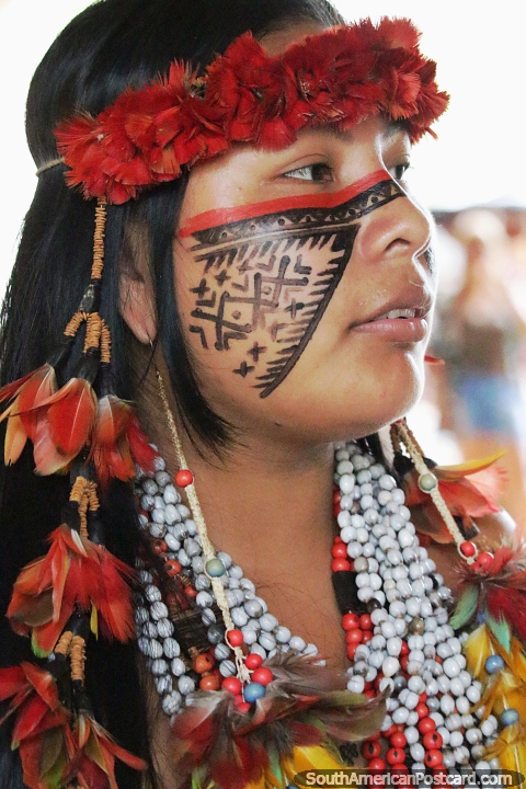 Nia indgena viste plumas, abalorios y pintura facial, una ceremonia en Manaus. (480x720px). Brasil, Sudamerica.