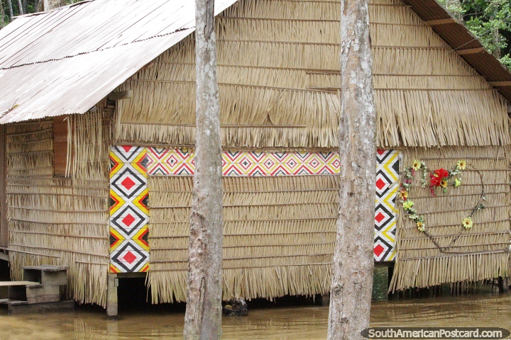 Cabana da selva feita de folhas de linho com telhado de ferro, Manaus. (720x480px). Brasil, Amrica do Sul.