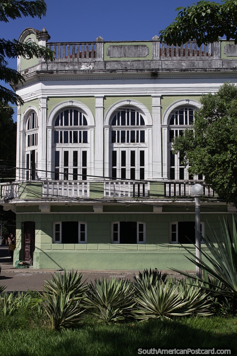 Belo edifício com grandes portas para um pátio combina bem com o ambiente verde em Manaus. (480x720px). Brasil, América do Sul.