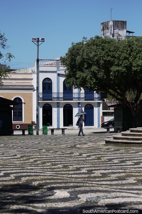 Largo de Sao Sebastiao Plaza en Manaus con bonitos edificios a su alrededor. (480x720px). Brasil, Sudamerica.
