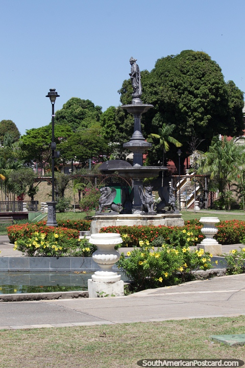 Jardines, fuente y monumento en el Parque Jefferson Peres en Manaus. (480x720px). Brasil, Sudamerica.