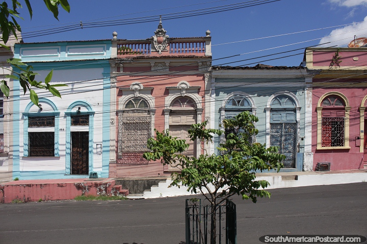 Grupo de casas antiguas seguidas y pintadas de colores en Manaus. (720x480px). Brasil, Sudamerica.