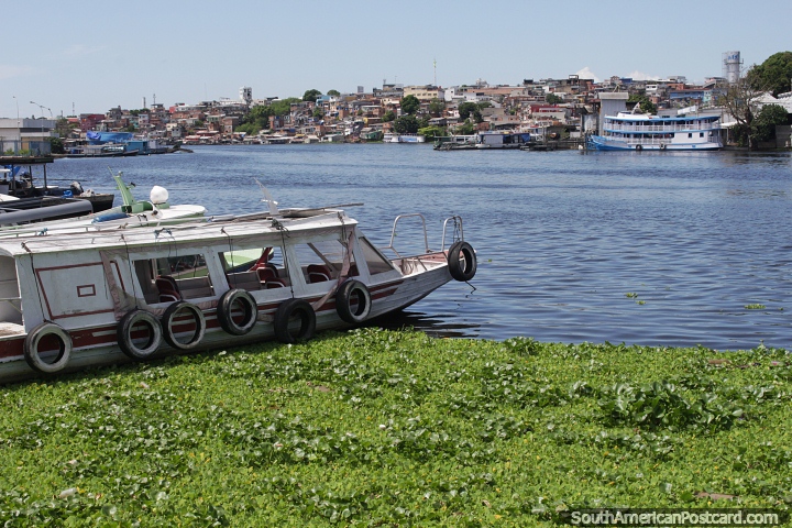 Rio Negro em Manaus com barcos e casas nas margens distantes do rio. (720x480px). Brasil, Amrica do Sul.