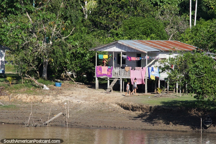 Roupas coloridas penduradas na frente desta casa na selva amaznica. (720x480px). Brasil, Amrica do Sul.