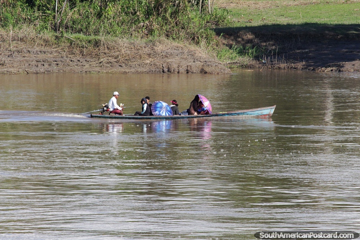 Los lugareos del Amazonas viajan a lo largo del ro en su bote motorizado. (720x480px). Brasil, Sudamerica.
