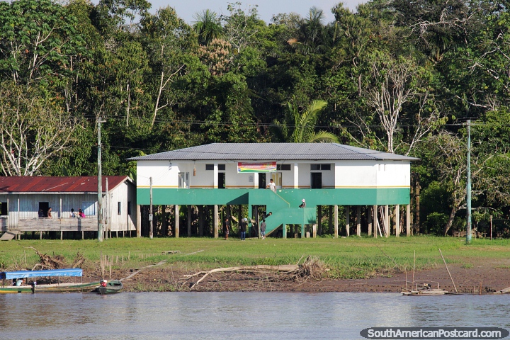 Escuela sobre el ro Amazonas - Escola Municipal Indigena Novo Porto Lima. (720x480px). Brasil, Sudamerica.