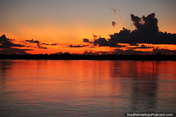 El cielo est en llamas, increble puesta de sol en el ro Amazonas en el barco entre Tabatinga y Manaus. (720x480px). Brasil, Sudamerica.