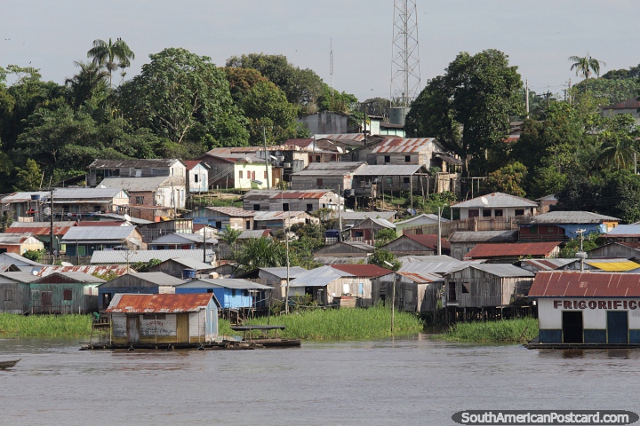 Casas de madeira, algumas favelas, s margens do rio Amazonas em Santo Antonio do Ica. (720x480px). Brasil, Amrica do Sul.