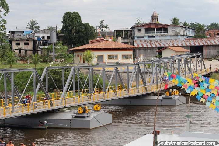 Porto de Tonantins com forte ponte para os barcos de passageiros e transporte da Amaznia. (720x480px). Brasil, Amrica do Sul.