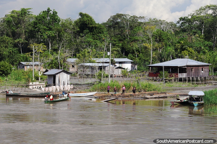 Pequeo pueblo con trabajadores esperando a la orilla del ro en el Amazonas. (720x480px). Brasil, Sudamerica.