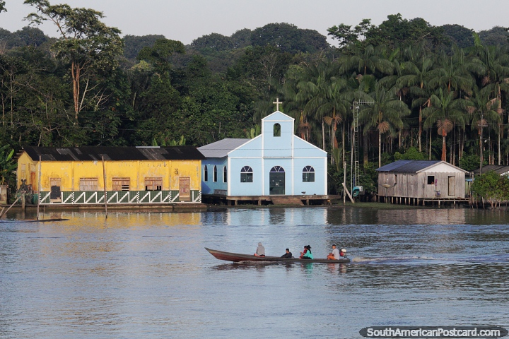 Igreja azul clara  beira do rio Amazonas, a leste de Jutai. (720x480px). Brasil, Amrica do Sul.