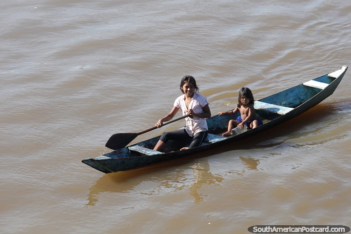 2 indigenous girls of the Amazon in a canoe on the river around Tefe. (720x480px). Brazil, South America.