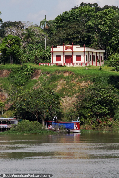 Igreja empoleirada em uma colina acima do rio Amazonas. (480x720px). Brasil, Amrica do Sul.