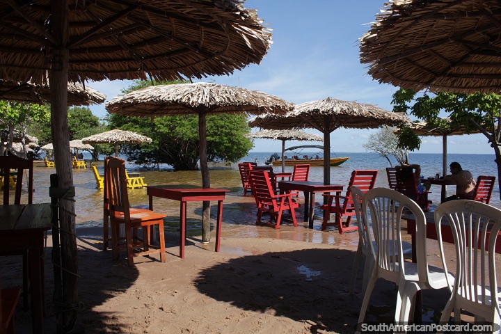 Zona de playa en Alter do Chao con mesas, sillas y sombrillas a la orilla del agua. (720x480px). Brasil, Sudamerica.