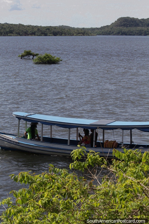 Barco de passageiros espera para viajar sobre a gua em Alter do Cho. (480x720px). Brasil, Amrica do Sul.