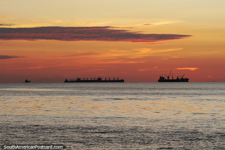 Pr do sol com grandes navios ao longe em Santarm. (720x480px). Brasil, Amrica do Sul.