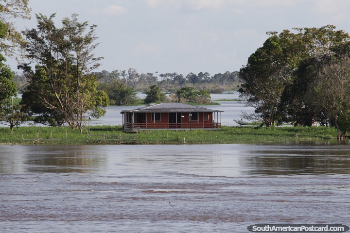Bonita casa con antena parablica exterior, el ro Amazonas entre Manaus y Obidos. (720x480px). Brasil, Sudamerica.