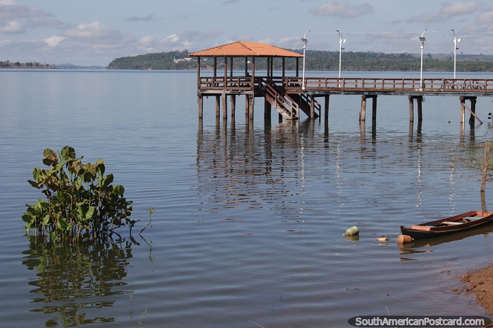 Wharf and lookout point to the Xingu River in Altamira, peaceful and calm. (720x480px). Brazil, South America.