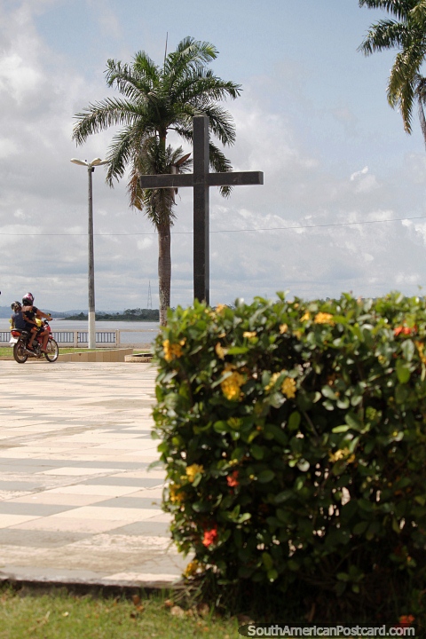 Grande cruz e palmeira perto do rio em Altamira. (480x720px). Brasil, Amrica do Sul.