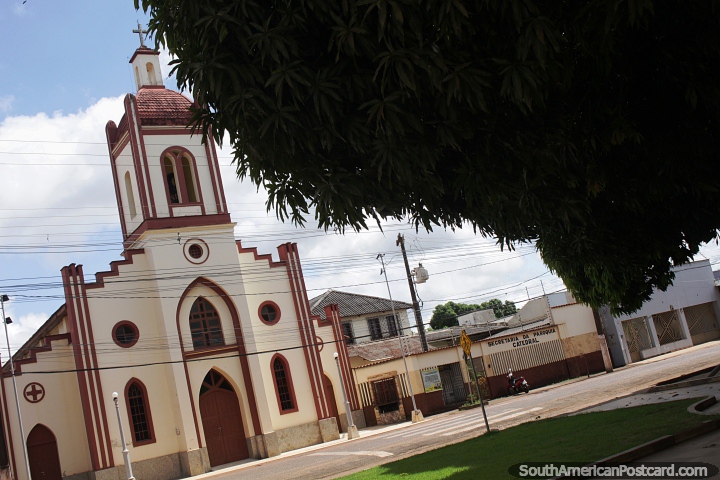 Catedral em frente ao parque em Altamira, prximo ao Rio Xingu. (720x480px). Brasil, Amrica do Sul.