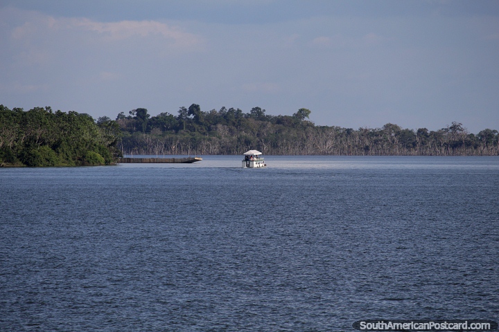 Barco de pasajeros lleva a la gente a un crucero por la zona del ro en Altamira. (720x480px). Brasil, Sudamerica.