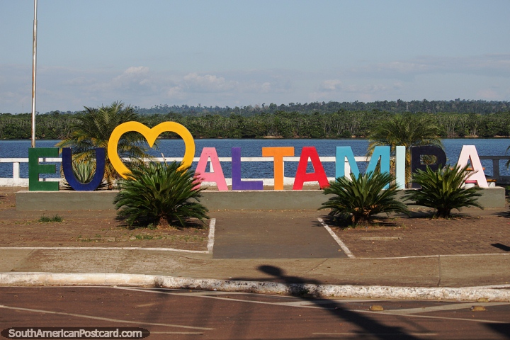 Me encanta Altamira, colorido letrero de la ciudad frente al ro. (720x480px). Brasil, Sudamerica.