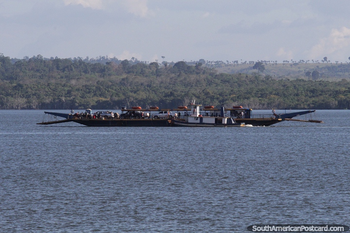 Barge and tugboat carry cars and people along the Xingu River as they pass through Altamira. (720x480px). Brazil, South America.