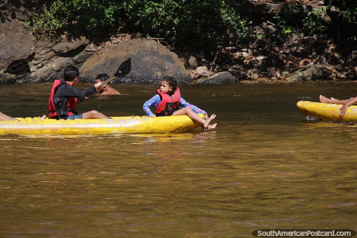 Diversin en kayak en el ro en las cascadas de Itapecuru en Carolina. (720x480px). Brasil, Sudamerica.