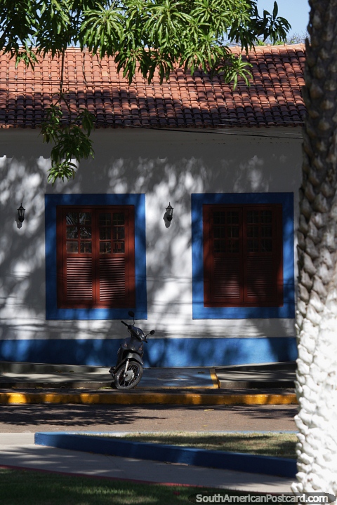 Techo de tejas y ventanas de madera pintadas en el centro histrico de Carolina. (480x720px). Brasil, Sudamerica.
