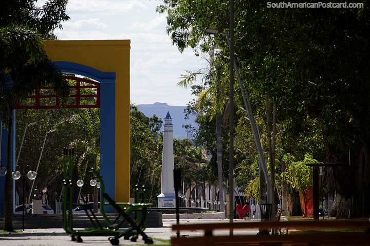 Monumento a la independencia, alta columna blanca en el parque de Carolina. (720x480px). Brasil, Sudamerica.