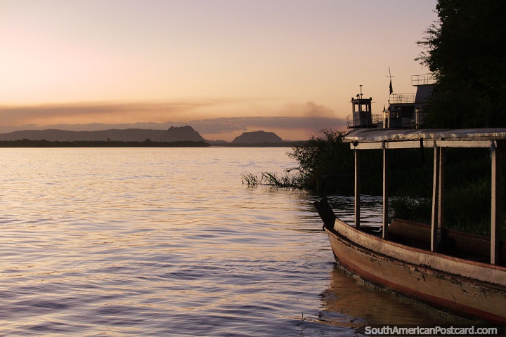 Dusk on the Tocantins River in Carolina, the beginning of sunset. (720x480px). Brazil, South America.