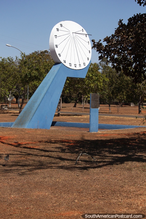 Reloj de sol nico en el Parque Dona Sarah Kubitschek en Brasilia. (480x720px). Brasil, Sudamerica.