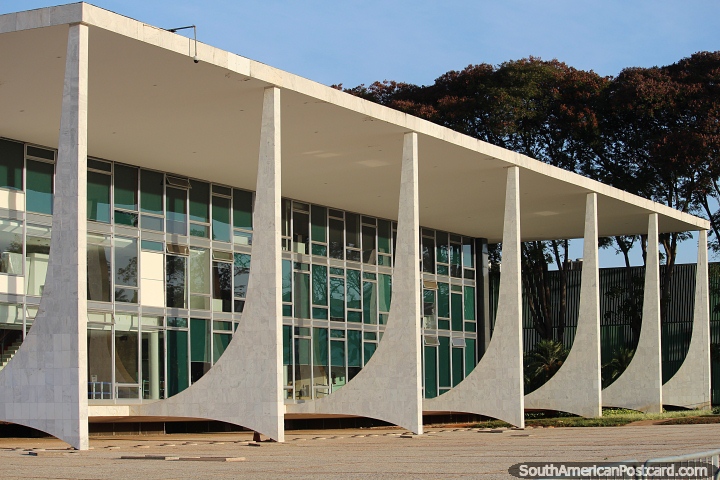 Supremo Tribunal Federal, fileira de colunas e prdio projetado por Oscar Niemeyer em Braslia. (720x480px). Brasil, Amrica do Sul.