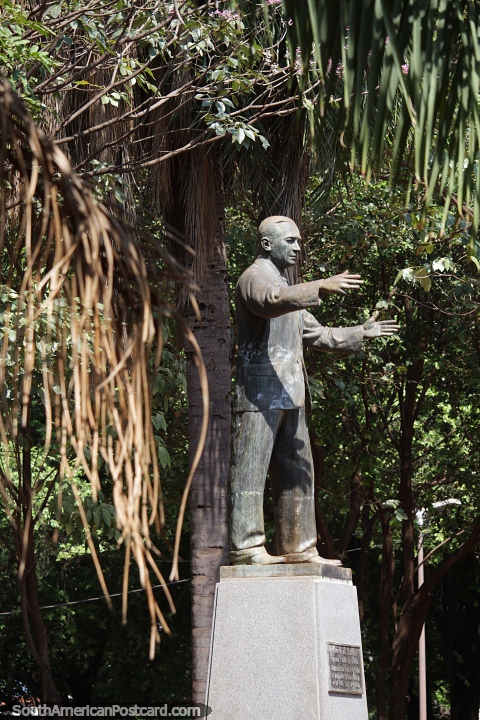 Monumento dedicado aos trabalhadores, esttua de um homem em Campo Grande. (480x720px). Brasil, Amrica do Sul.