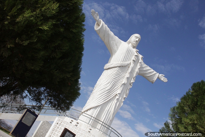 Cristo Rey del Pantanal, enorme estatua en la colina que domina Corumb. (720x480px). Brasil, Sudamerica.